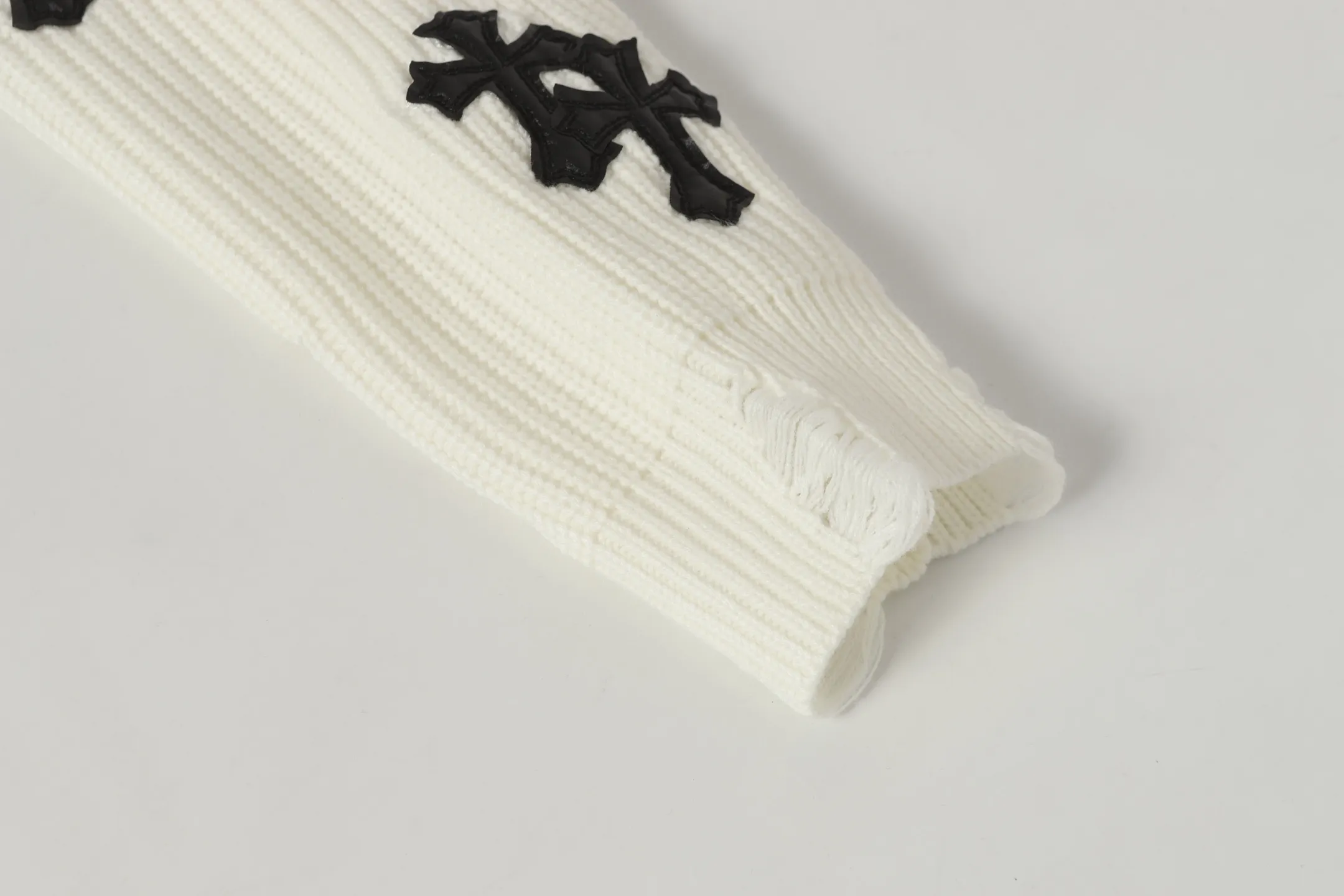 P270 #M902 Cross-border model, please do not place an order if you are pursuing quality - Chrome Hearts/Chrome Hearts cross leather✝️Frayed knitted sweater - High weight, high density and high quality. The wool is soft, delicate and skin-friendly. It feels soft and silky. It has excellent warmth and skin-friendly properties - Custom-woven and dyed with no color difference. No matter the fabric or workmanship details, it beats the ordinary version on the market - Hardware zipper accessories are all customized and full of details -Colour: off-white -Size: S M L XL